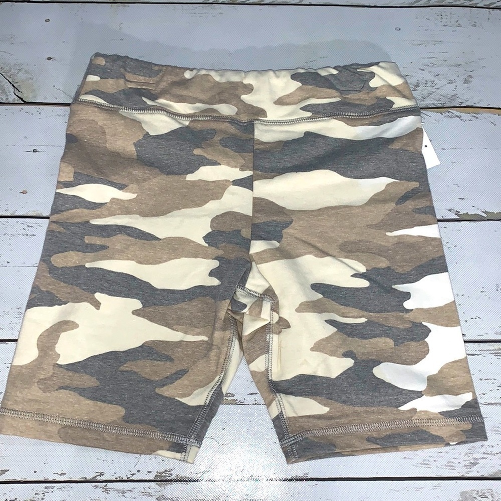 Freshman Girls Camouflage Yoga Shorts L(12-14)